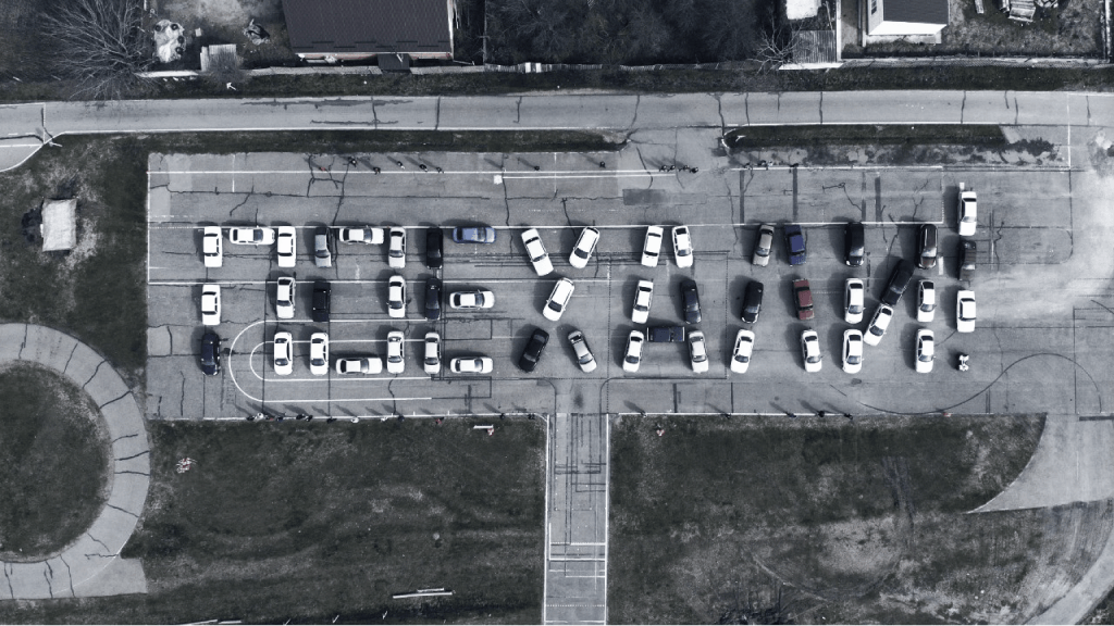 Автодром автошколы сверху: учебные машины на площадке
